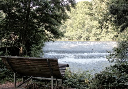 Auszeit an der Rur mit kleinem Wasserfall, © Rureifel-Tourismus e.V. Auszeit an der Rur mit kleinem Wasserfall, © Rureifel-Tourismus e.V.
