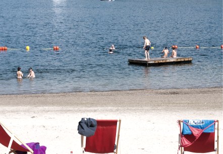 Ein wunderbarer Blick auf den Rursee mit den badenden Kinder vom Sonnenstrand Eschauel, © Beachclub Eschauel Ein wunderbarer Blick auf den Rursee mit den badenden Kinder vom Sonnenstrand Eschauel, © Beachclub Eschauel