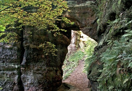 Auf der Buntsandsteinroute stößt man auf das Hindenburg Tor, © Ulrich Laube Auf der Buntsandsteinroute stößt man auf das Hindenburg Tor, © Ulrich Laube