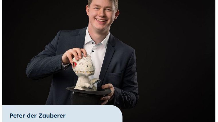 Ein Porträt von Katharina Thalbach in einem Hut mit Brille. Sie lächelt freundlich in die Kamera.