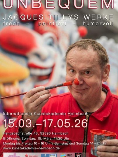 Ein fröhlicher Clown mit einer roten Nase hält einen Pinsel in der Hand. Im Hintergrund sind bunte Clowns und Kunstwerke sichtbar.