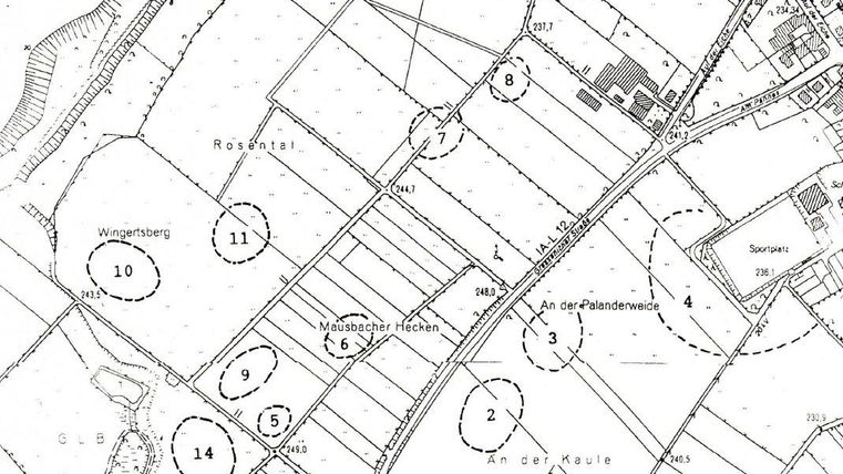 Une représentation schématique d'une zone avec des parcelles numérotées et des routes. La carte montre différentes utilisations du sol et des caractéristiques géographiques.