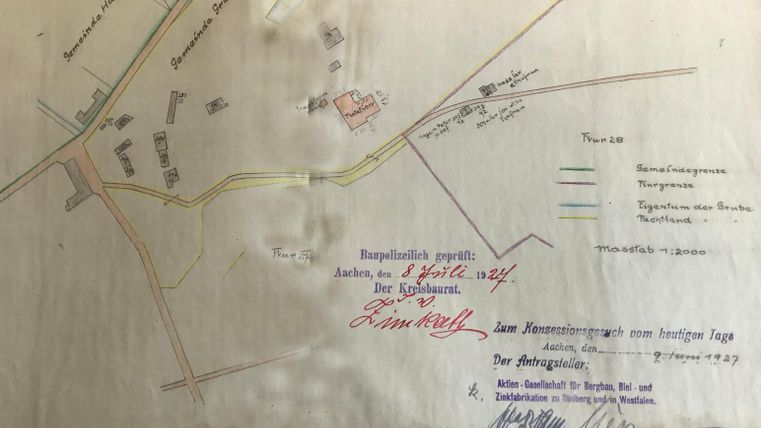 Eine alte handgezeichnete Landkarte mit Straßen und Vermerken. Auf dem Dokument sind verschiedene Orte und Hinweise farbig markiert.