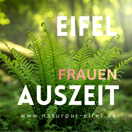 Eine grüne Umgebung mit Farnen und weichem Licht. Der Text thematisiert eine Auszeit für Frauen in der Eifel.