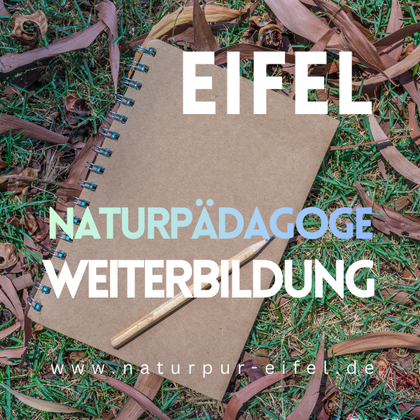 Ein Notizbuch liegt auf dem Boden zwischen braunen Blättern. Der Text weist auf eine Weiterbildung für Naturpädagogen in der Eifel hin.