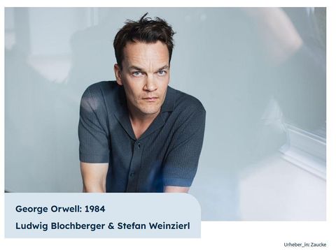 Ein Porträt von Katharina Thalbach in einem Hut mit Brille. Sie lächelt freundlich in die Kamera.