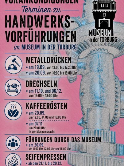 Ein Plakat mit Ankündigungen für Handwerksvorführungen im Museum in der Torburg. Die Termine und Aktivitäten wie Metall drucken, Drechseln und Seifenpressen sind aufgeführt.