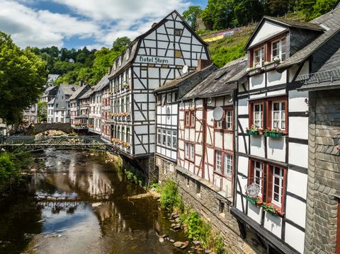 Fachwerkhäuser entlang eines Flusses in Monschau.