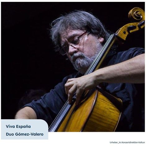 Ein Musiker spielt Cello auf der Bühne. Das Bild zeigt konzentrierte Musikalität und einen melancholischen Ausdruck.