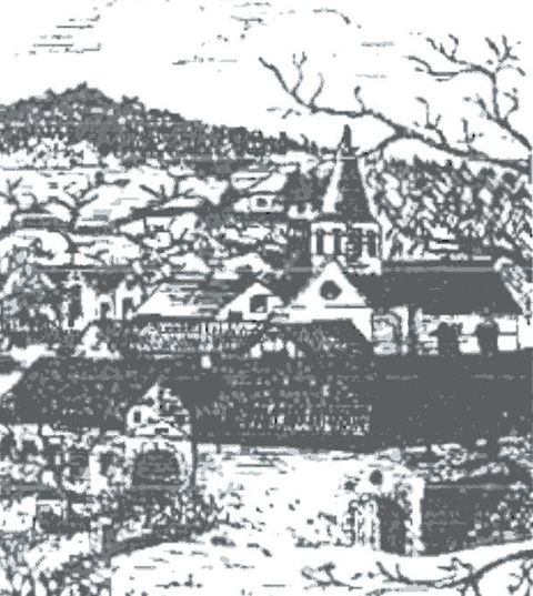 Eine historische Stadtansicht mit einer Kirche und umliegenden Gebäuden. Die Landschaft ist hügelig und von Bäumen umgeben.