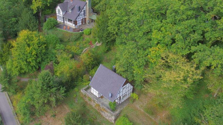 Zwei schöne Häuser liegen umgeben von dichtem Grün. Die ruhige Lage bietet viel Platz in der Natur.