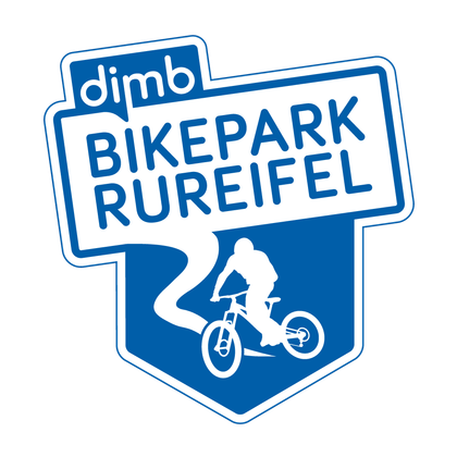Un logo significatif pour le Bikepark Rureifel. Il montre un cycliste sur un chemin stylisé en bleu et blanc.