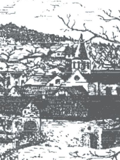 Eine historische Stadtansicht mit einer Kirche und umliegenden Gebäuden. Die Landschaft ist hügelig und von Bäumen umgeben.