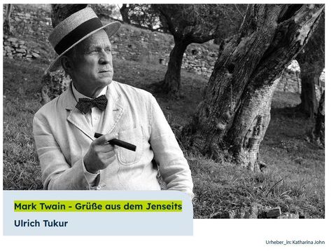 Ein Porträt von Katharina Thalbach in einem Hut mit Brille. Sie lächelt freundlich in die Kamera.