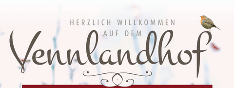 Ein einladendes Schild mit der Aufschrift "Herzlich Willkommen auf dem Vennlandhof". Im Hintergrund ist ein filigranes Design zu sehen.