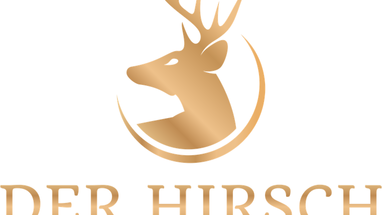 Ein elegantes Logo mit einem stilisierten Hirschkopf in Goldtönen. Darunter steht „DER HIRSCH HOTEL·APARTMENT“ in klarer Schrift.