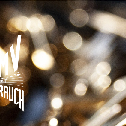 Ein verschwommenes Bild eines Instruments mit goldenen Details im Vordergrund. Im oberen linken Bereich steht ein Logo.