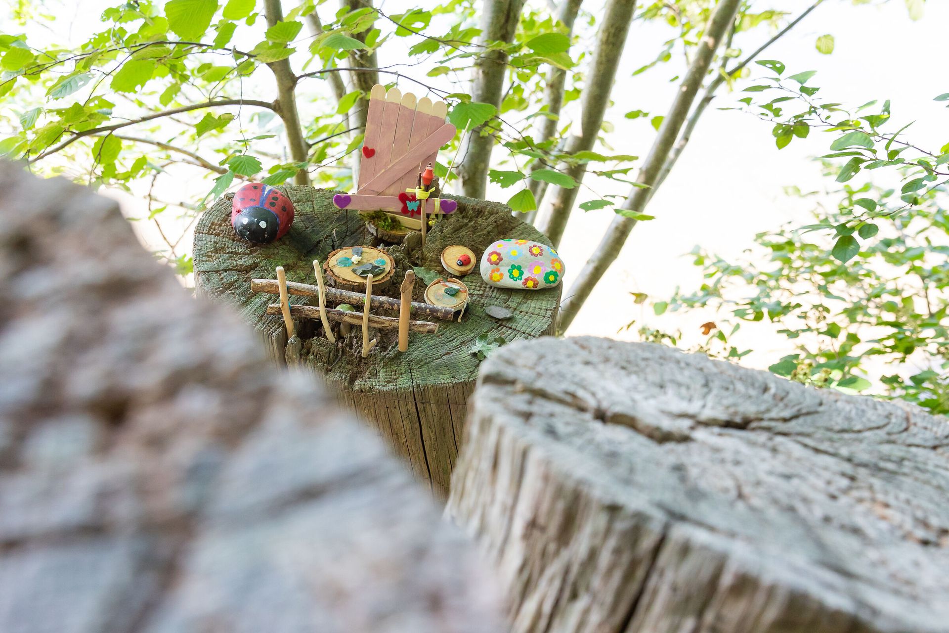 Auf dem Bild ist das gebastelte Häuschen eines Elfen auf dem Heimbacher Elfenweg 
