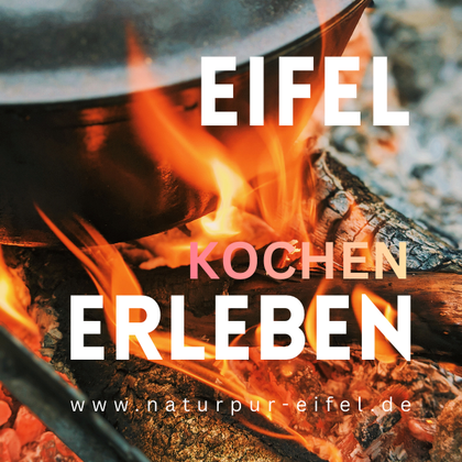 Ein Kochtopf über einem offenen Feuer in der Natur. Erlebe die Eifel mit köstlichem Kochen draußen.