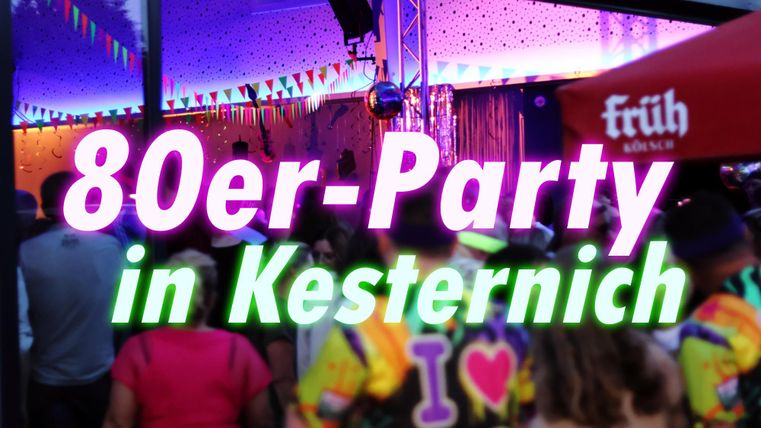 Eine bunte 80er-Party in Kesternich mit fröhlichen Menschen und festlicher Dekoration. Lichter und Farben sorgen für eine lebendige Atmosphäre.