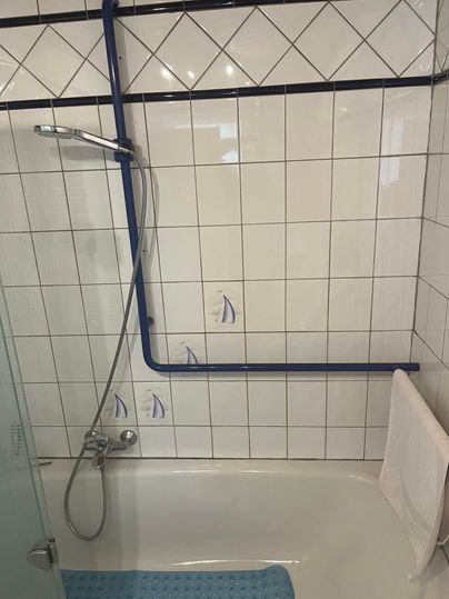 De douche-badkuip is voorzien van een handgreep.