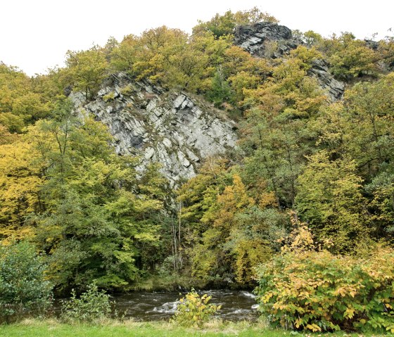 Rocher de la vallée de la Rur près de Widdau sur le circuit de randonnée Heckenlandroute, © Rheinland-Pfalz Tourismus GmbH/D. Ketz