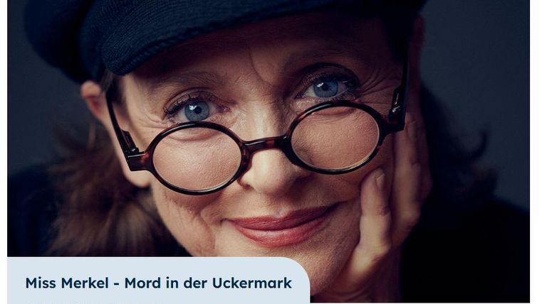 Ein Porträt von Katharina Thalbach in einem Hut mit Brille. Sie lächelt freundlich in die Kamera.