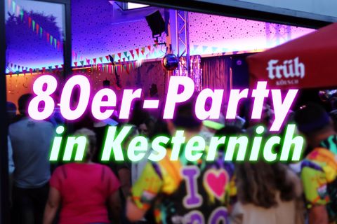 Eine bunte 80er-Party in Kesternich mit fröhlichen Menschen und festlicher Dekoration. Lichter und Farben sorgen für eine lebendige Atmosphäre.