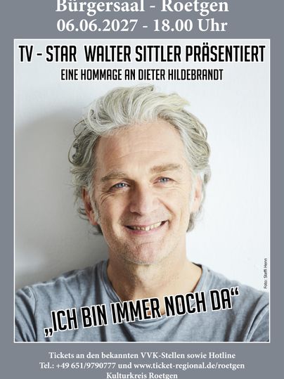 The image shows a smiling man with gray hair looking at the camera. He is presenting an event that is a tribute to Dieter Hildebrandt.