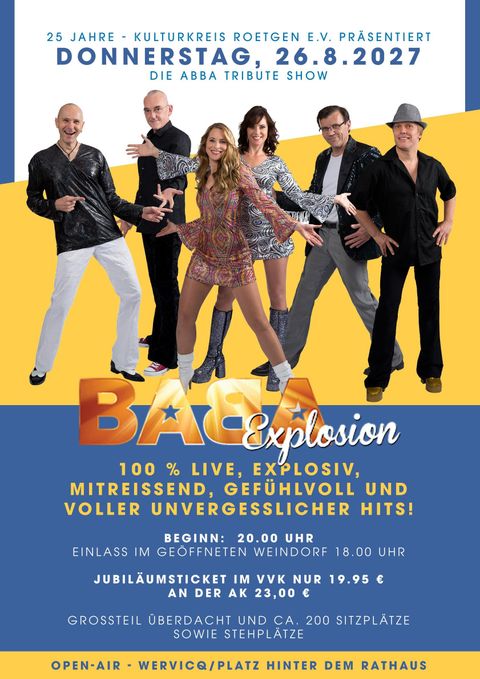 Eine Veranstaltungseinladung zur ABBA Tribute Show mit fünf Künstlern in lebendiger Kleidung. Das Event findet am 26. August 2027 statt und bietet ein Open-Air-Erlebnis.