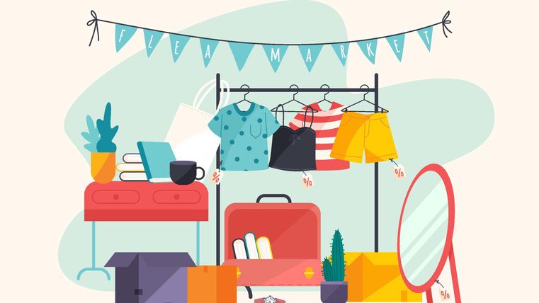 Ein kreatives Arrangement mit Kleidung, einem Spiegel und verschiedenen Gegenständen. Im Hintergrund hängen bunte Wimpel und die Szene ist farbenfroh gestaltet.