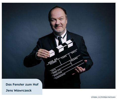 Ein Musiker spielt Cello auf der Bühne. Das Bild zeigt konzentrierte Musikalität und einen melancholischen Ausdruck.