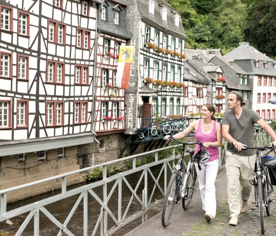 Der Radweg Eifel-Höhen-Route führt durch die Altstadt von Monscahu, © vennbahn.eu