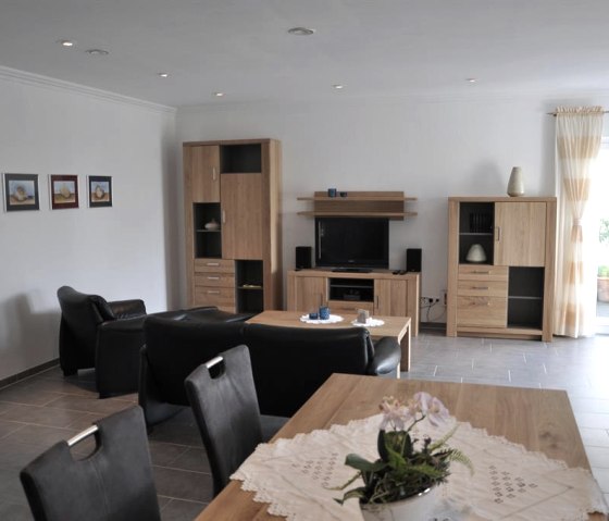 Living room with dining table, © www.rureifel-fewo.de
