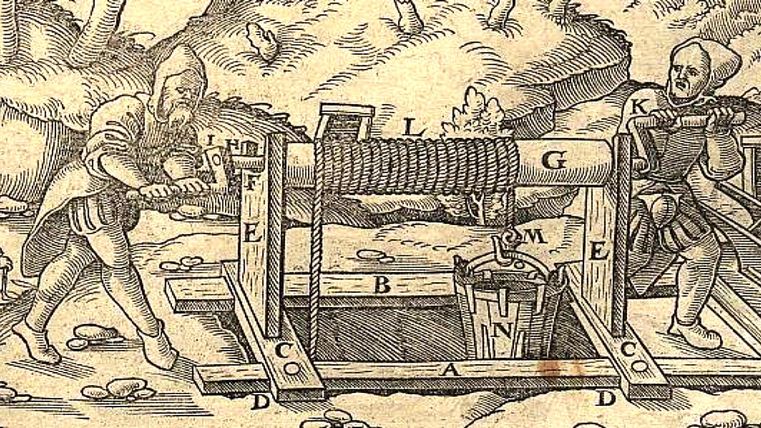 Eine historische Abbildung von zwei Personen, die eine komplexe Maschine bedienen. Die Szene zeigt eine technische Vorrichtung in einer ländlichen Umgebung.