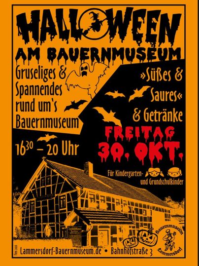 Ein Plakat für eine Halloween-Veranstaltung am Bauernmuseum. Es zeigt die Details der Veranstaltung mit gruseligen Motiven und Informationen zu Süßigkeiten und Getränken.