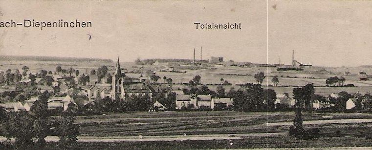 Eine historische Landschaft mit einem Blick auf das Dorf Mausbach-Diophenlinchen. Im Hintergrund sind industrielle Anlagen zu sehen.