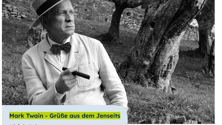 Ein Porträt von Katharina Thalbach in einem Hut mit Brille. Sie lächelt freundlich in die Kamera.