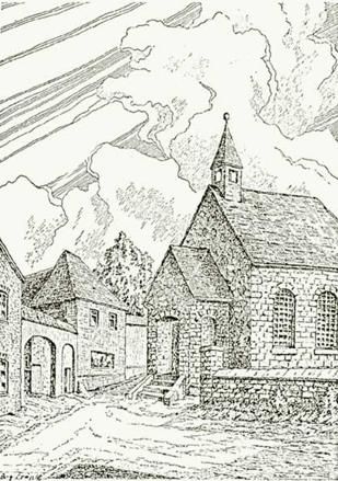 Une petite église charmante se trouve entre de vieux bâtiments. Le ciel est orné de nuages dramatiques.