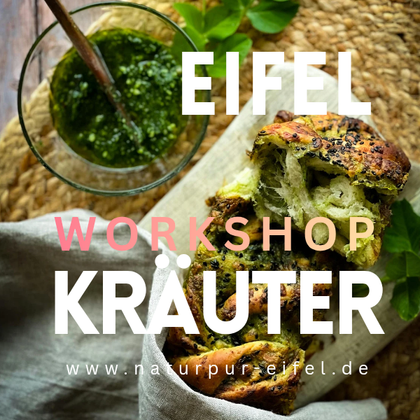 Ein köstliches Brot mit Kräutern, serviert mit einem grünen Pesto. Im Hintergrund befindet sich frisches Grün, was die natürliche und gesunde Atmosphäre unterstreicht.