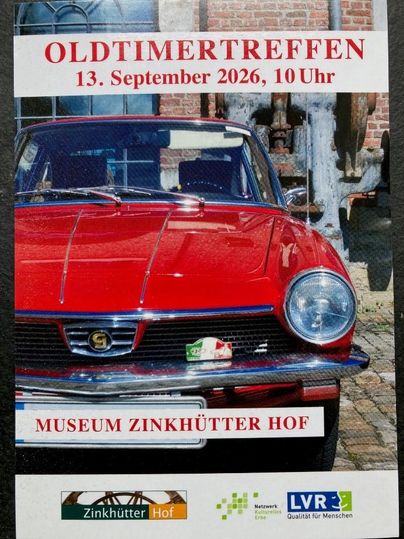 Ein rotes Oldtimer-Auto vor einer historischen Kulisse. Das Bild bewirbt ein Oldtimertreffen im Museum Zinkhütter Hof am 13. September 2026.
