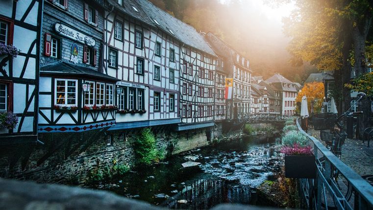 Maisons à colombages à Monschau, au bord de la rivière Rur, au lever du soleil.