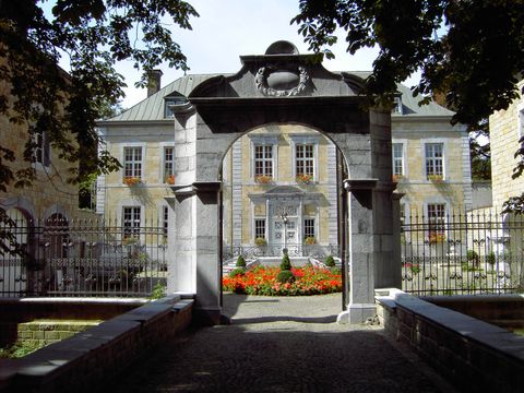 Historischer Kupferhof Rosenthal in Stolberg mit Torbogen und Garten.