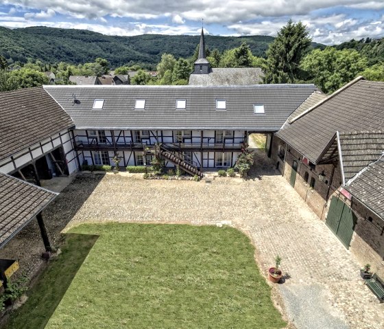 Cour du château de Blens avec vue sur les appartements de vacances